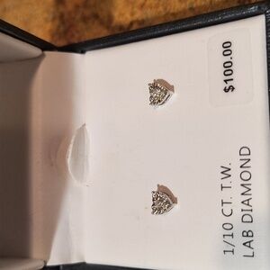 New in box 1/10ctlab Diamond Heart shaped stud earrings